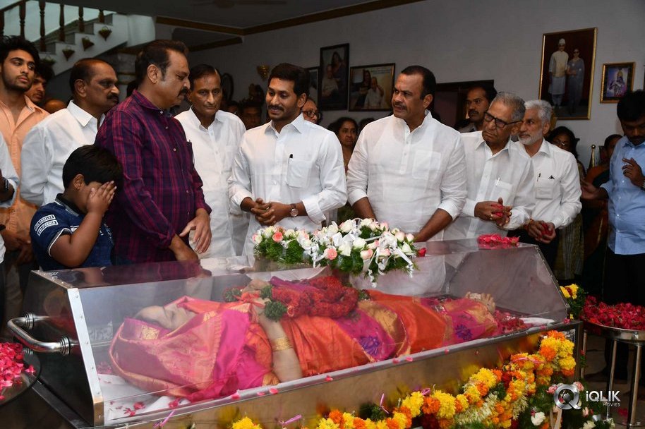 Celebrities-Pay-Homage-to-Vijaya-Nirmala-Garu